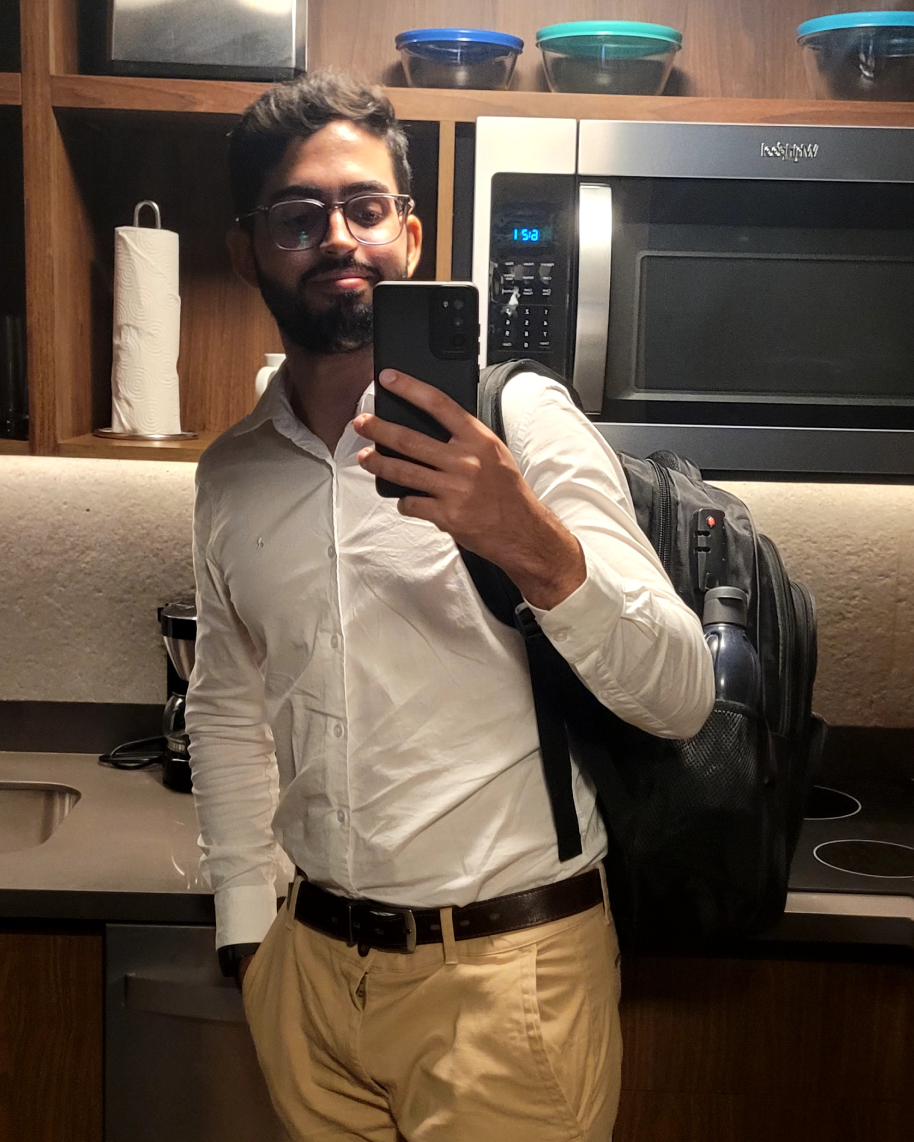 Matheus Vagmaker taking a mirror selfie before work
